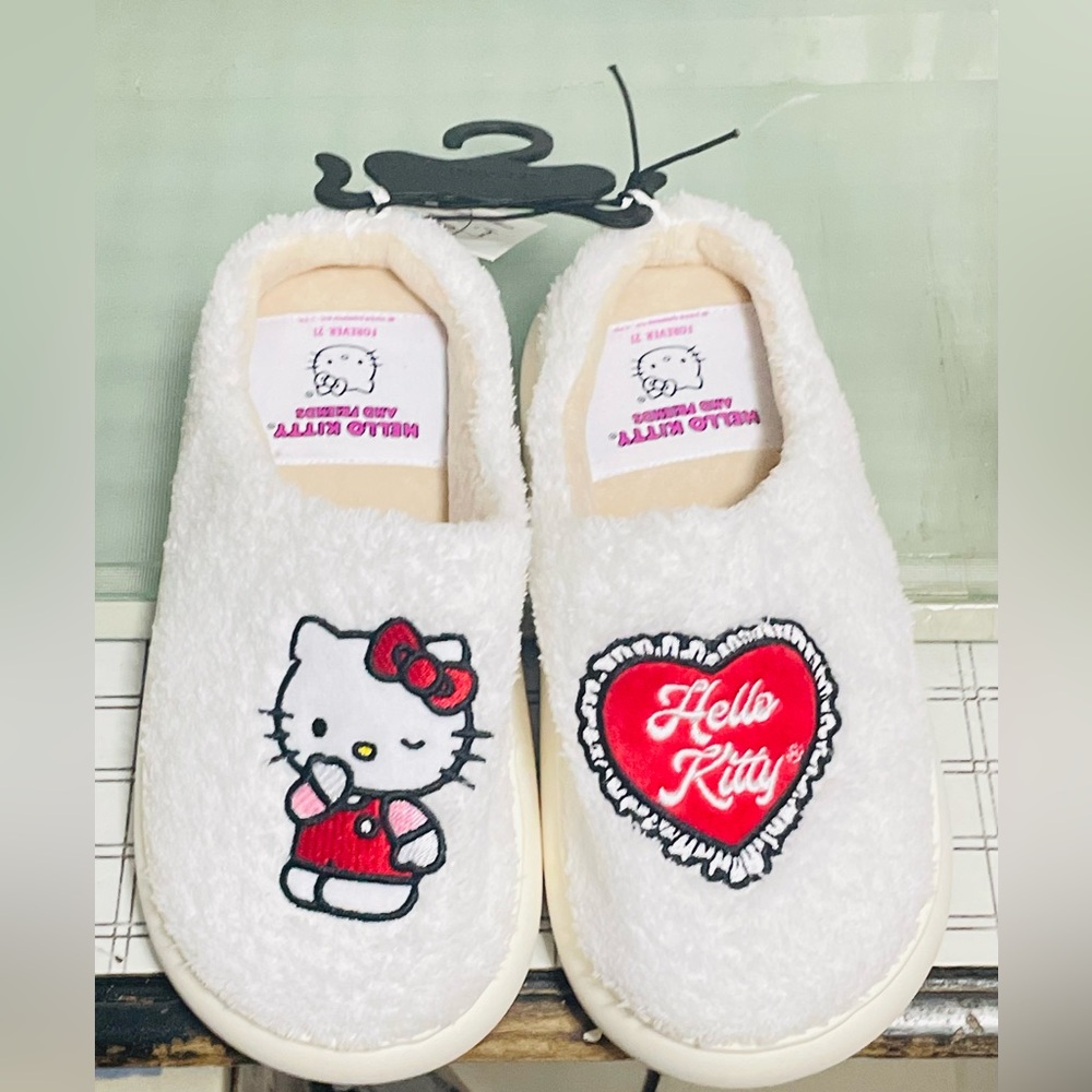 (M) Hello Kitty Valentine’s Slippers
